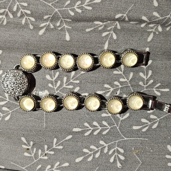 Lia Sophia Mother of Pearl Crystal bracelet - Picture 1 of 4